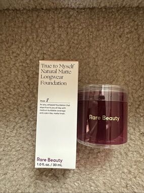 Rare beauty True to myself Mat Naturel foundation and sponge